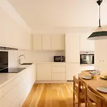 Family-friendly For 10 In Prime Location 아파트 *