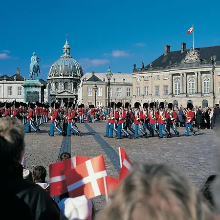 Family-friendly For 10 In Prime Location Apartment