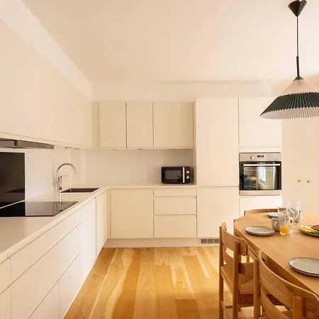 Family-friendly For 10 In Prime Location דירה *